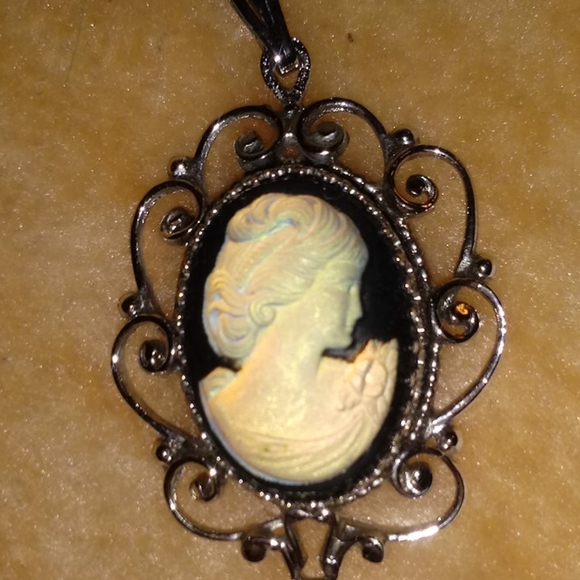 Mother of pearl (NOT SURE)pendant - Picture 3 of 8